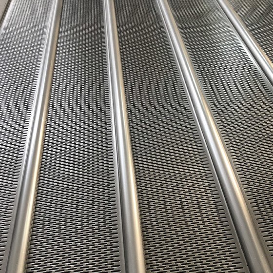 Perforated metal drying conveyor plates with formed edges